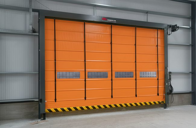 Portón Industrial Rápido Apilable de PVC - Solución para zonas de alta presión de viento